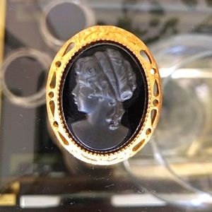 VTG black Cameo brooch, antiqued gold tone edge